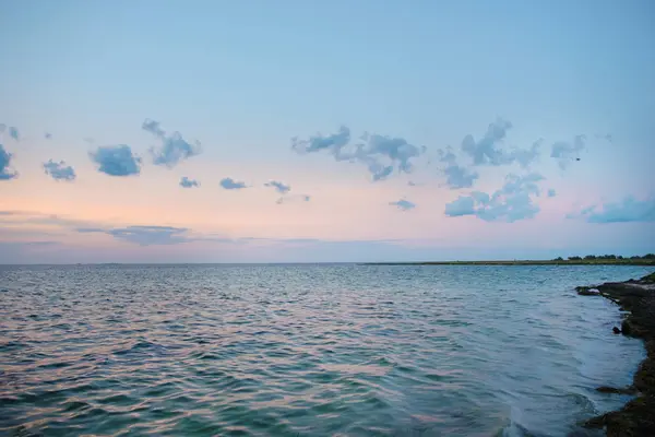 Oceano Azul Com Nuvens Maçantes Lindo Dia Ensolarado — Fotografia de Stock