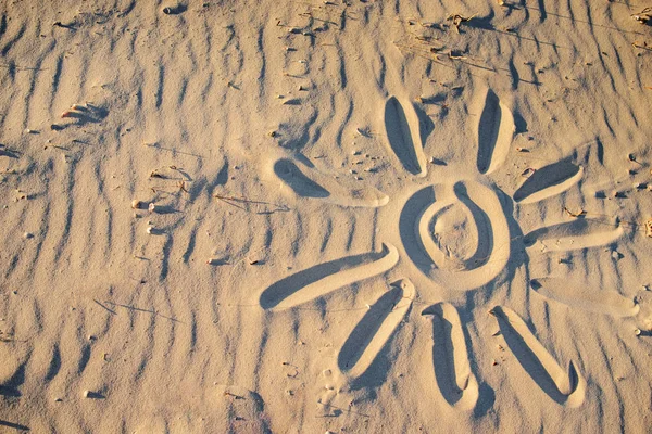 太陽が描かれている砂の上 素敵な晴れた日 — ストック写真