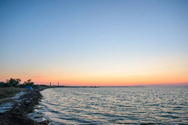 vahşi bir plaj ve güzel güneşli bir günde bir güvercin deniz suyu.