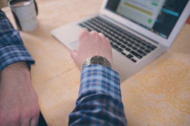 İşadamı closeup taşınabilir net-kitap üzerinde klavye.