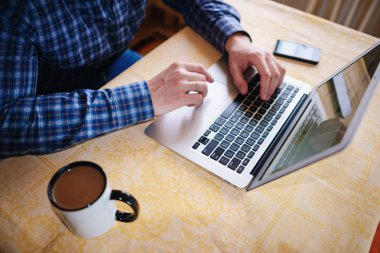 İşadamı closeup taşınabilir net-kitap üzerinde klavye.