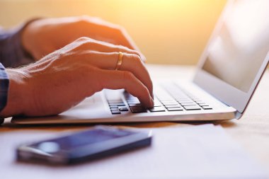 dizüstü bilgisayar kullanan bir işçinin yakın çekim.