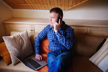 Petek arı ile çerçevesinde holding arıcı. Petek arı ile çerçevesinde holding arıcı.