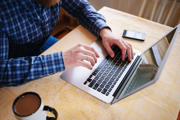 Primer Plano Del Hombre Negocios Teclado Libro Red Portátil —  Fotos de Stock