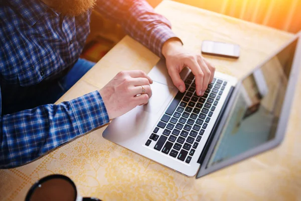 Primer Plano Del Hombre Negocios Teclado Libro Red Portátil —  Fotos de Stock