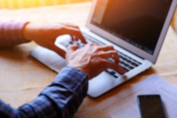 Primer Plano Del Hombre Negocios Teclado Libro Red Portátil —  Fotos de Stock