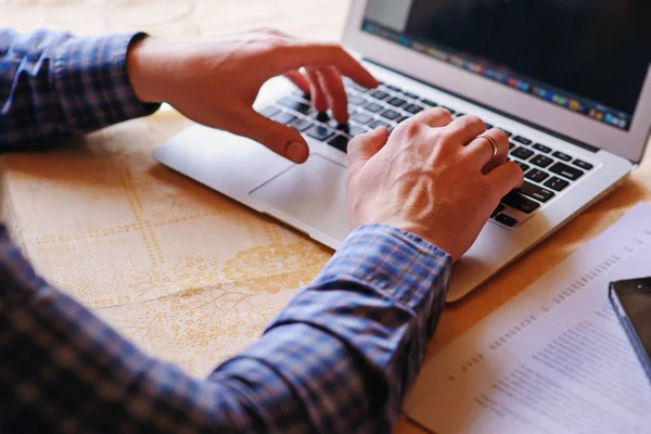 Primer Plano Del Hombre Negocios Teclado Libro Red Portátil —  Fotos de Stock