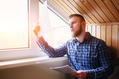 Evde iş adamı, kağıt çalıştığı.