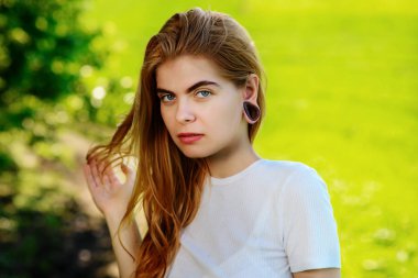 Ahşap tünellerde kulakları olan güzel bir kadın portresi.