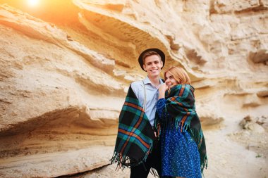 Çekici bir adam güzel bir kadın hugs. Ekose bir kumlu Kanyon ortasında sarılmış çift.