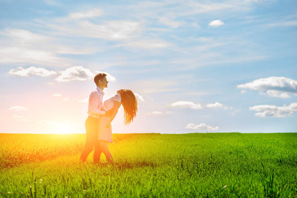 Портрет молодой красивой женщины с деревянными туннелями в ушах
.