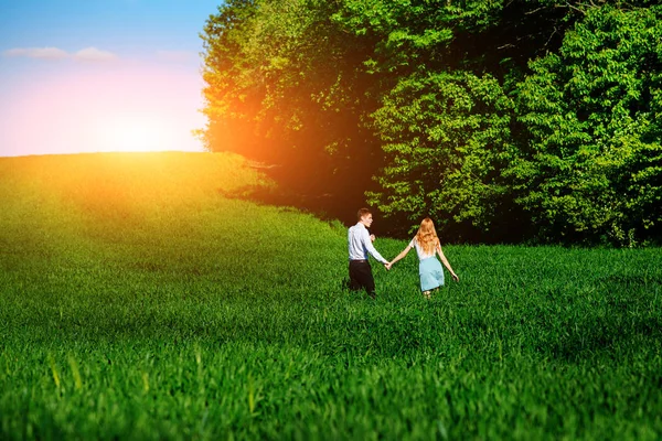 Young Happy Lovers Running Meadow Green Grass Blue Sky Back — Stock Photo, Image