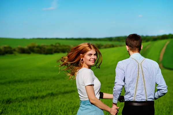 Jong Koppel Loopt Langs Een Groen Veld Een Mooie Zonnige — Stockfoto