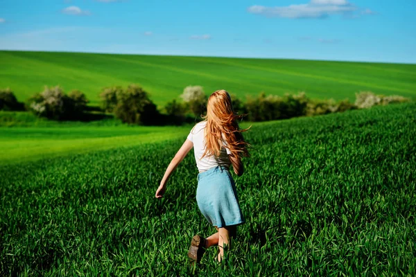 Jovem Bela Mulher Correndo Campo Verde — Fotografia de Stock