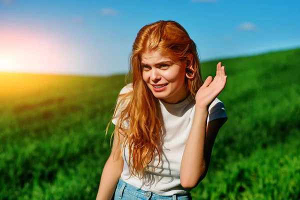 Schöne Frau Der Natur Versucht Jemanden Verstehen Indem Sie Versucht — Stockfoto