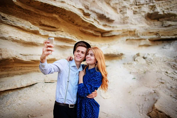 Ελκυστικά Άνθρωπος Μια Όμορφη Γυναίκα Αγκαλιάζει Και Χαμογελαστός Κάνουν Selfie — Φωτογραφία Αρχείου