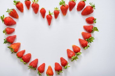 Çilek kalbinde. Çilekli kalp beyaz arka plan üzerinde. Çilek sevgisi.