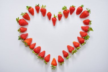 Çilek kalbinde. Çilekli kalp beyaz arka plan üzerinde. Çilek sevgisi.