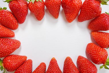 Lezzetli taze çilek Beyaz ahşap zemin üzerinde yapılmış daire.