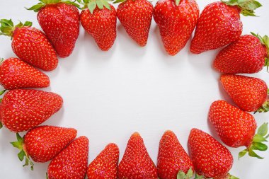 Lezzetli taze çilek Beyaz ahşap zemin üzerinde yapılmış daire.