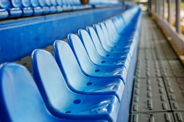 Cadeiras Plástico Vazias Nas Arquibancadas Estádio — Fotografia de Stock