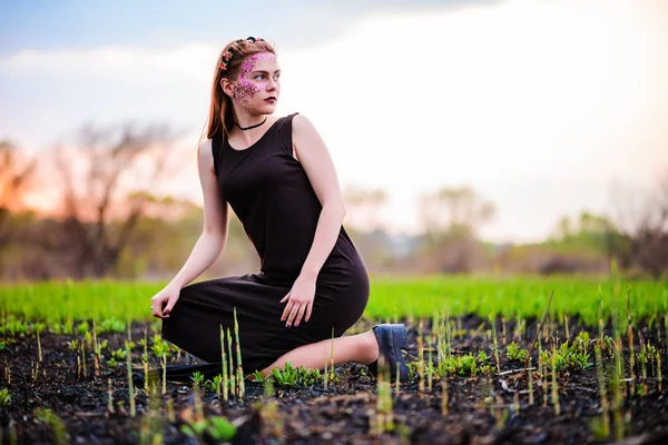 Uma Jovem Mulher Bonita Com Brilho Violeta Seu Rosto Fica — Fotografia de Stock