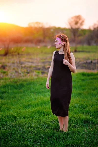 Eine Junge Schöne Frau Mit Violettem Glanz Gesicht Steht Auf — Stockfoto