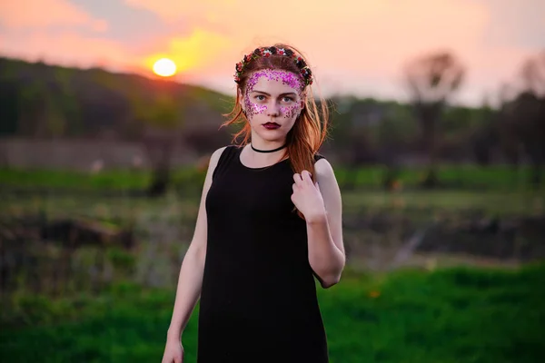 Uma Jovem Mulher Bonita Com Brilho Violeta Seu Rosto Grama — Fotografia de Stock
