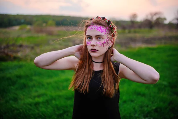 Молода Красива Жінка Фіолетовим Сяйвом Обличчі Стоячи Траві Дивлячись Камеру — стокове фото