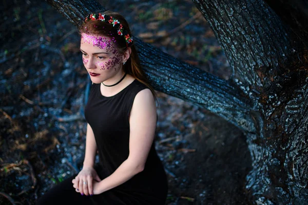 Eine Junge Schöne Frau Mit Violettem Glanz Gesicht Steht Neben — Stockfoto