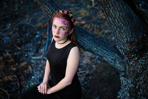 Молода Красива Жінка Фіолетовим Сяйвом Обличчі Стоїть Біля Спаленого Дерева — стокове фото