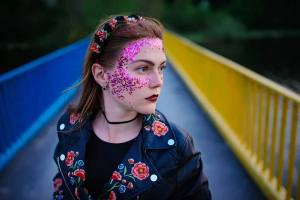 Молода Красива Жінка Фіолетовим Сяйвом Обличчі Стоїть Мосту — стокове фото