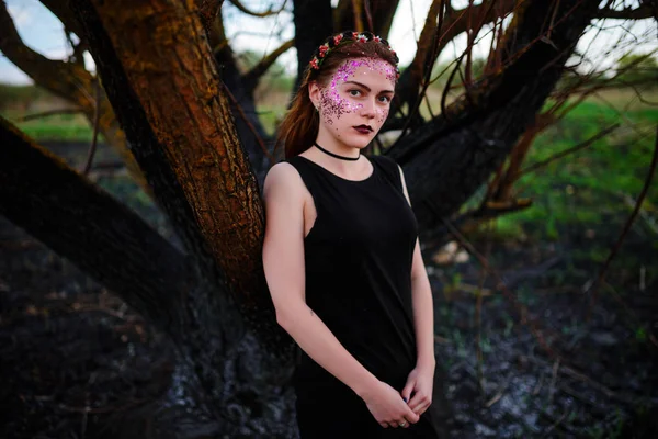 Eine Junge Schöne Frau Mit Violettem Glanz Gesicht Steht Neben — Stockfoto