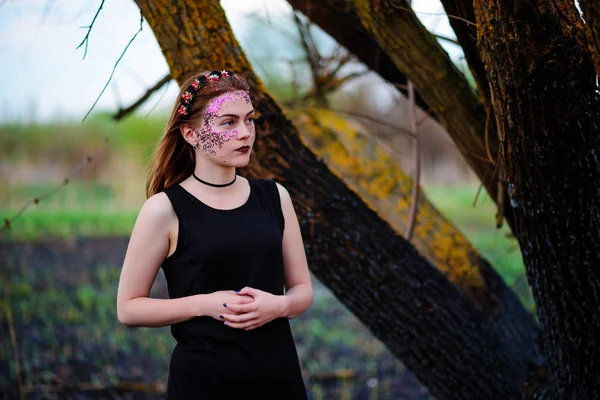 Young Beautiful Woman Violet Shine Her Face Stands Burnt Tree — Stock Photo, Image