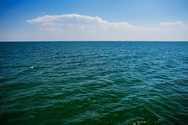 Oceano Azul Com Nuvens Maçantes Lindo Dia Ensolarado — Fotografia de Stock