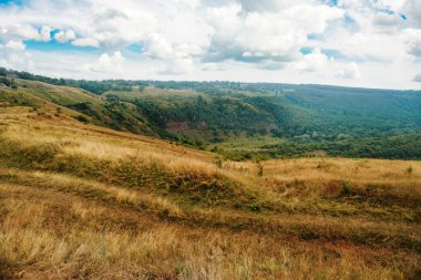 DOI monjong, chiangmai, Tayland, mavi gökyüzü ile dağda kuru ot