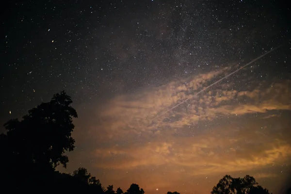 Bir Gece Açık Gökyüzü Bir Tepe Planda — Stok fotoğraf