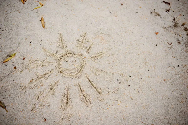 Símbolo Sol Desenhado Areia Dia Nublado Outono — Fotografia de Stock