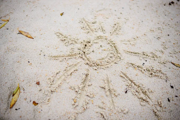 Símbolo Sol Desenhado Areia Dia Nublado Outono — Fotografia de Stock