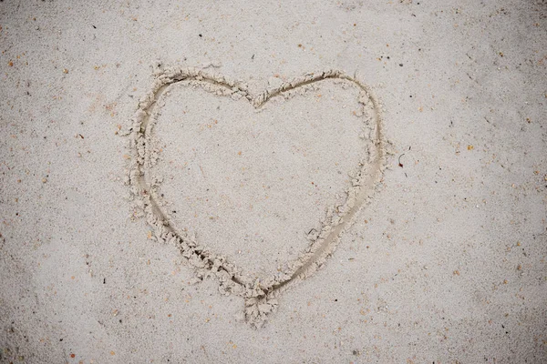 Coração Desenhado Areia Praia Símbolo Coração Areia Lavada Pela Onda — Fotografia de Stock