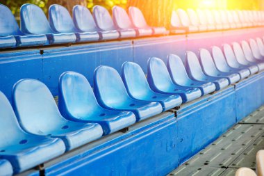 Stadyum standları boş plastik sandalye.