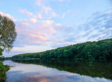 harika gün batımı göl üzerinde. instagram filtre.
