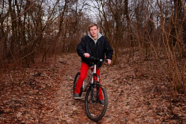 Bisikletçi bir iz yaz ormandaki bisiklet sürme.