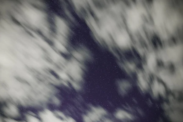 Tle Niebieski Noc Niebo Niezliczonych Mrugającymi Gwiazdkami Ruchomych Białe Chmury — Zdjęcie stockowe