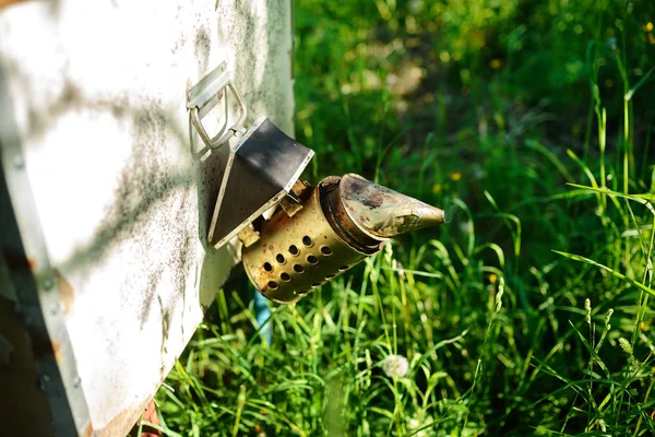 養蜂家は煙を作ること 蜂蜂の巣とフレーム — ストック写真