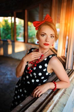 Retro elbiseyle poz güzel genç kadın.