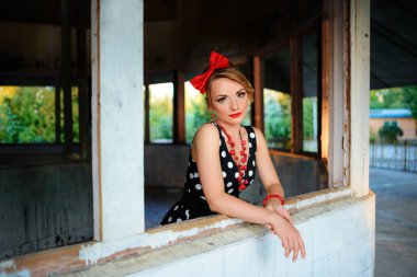 Retro elbiseyle poz güzel genç kadın.