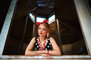 Retro elbiseyle poz güzel genç kadın.