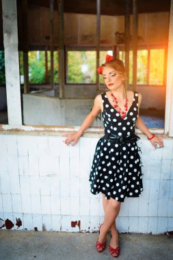 Retro elbiseyle poz güzel genç kadın.