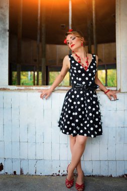 Retro elbiseyle poz güzel genç kadın.